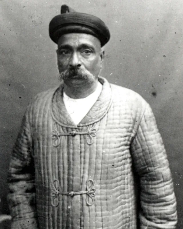 Photographic portrait of Bal Gangadhar Tilak wearing a turban.