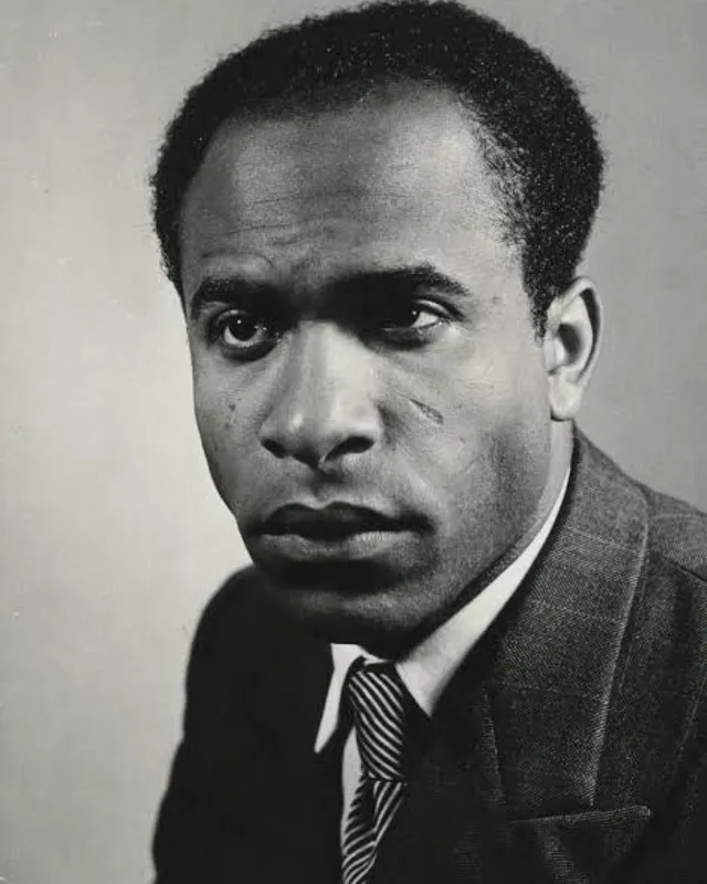 Photographic portrait of Frantz Fanon in a suit and tie.