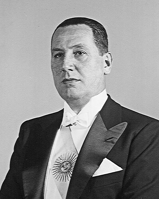 Photographic portrait of Juan Perón in formal dress.