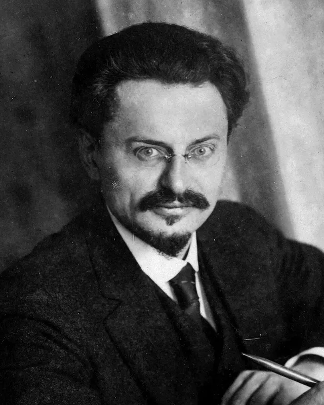 Photographic portrait of Leon Trotsky in 1918.