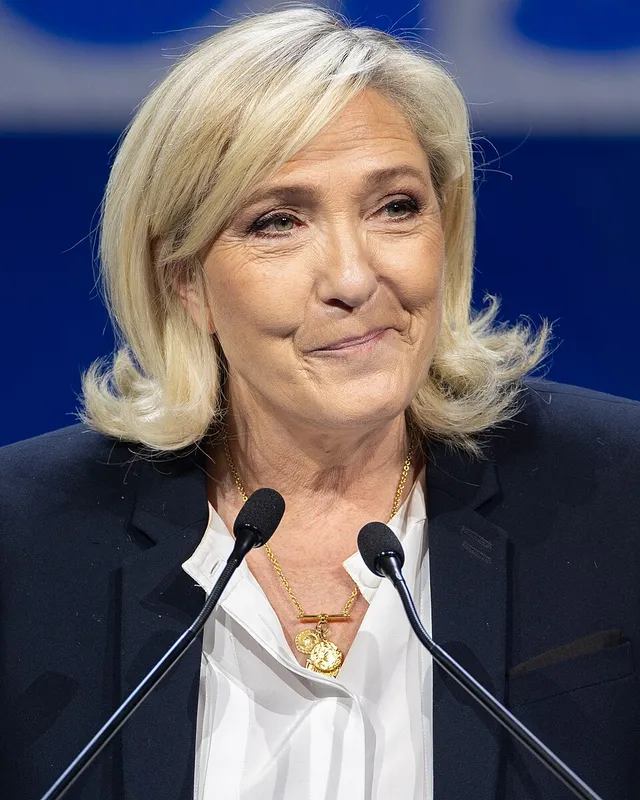 Photograph of Marine Le Pen speaking at a lectern.