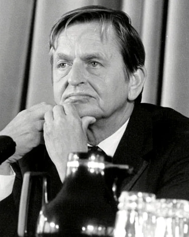 Photograph of Olof Palme at a press conference, 1984.