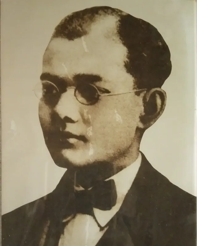 Sepia photographic portrait of Subhas Chandra Bose in Cambridge, 1919.